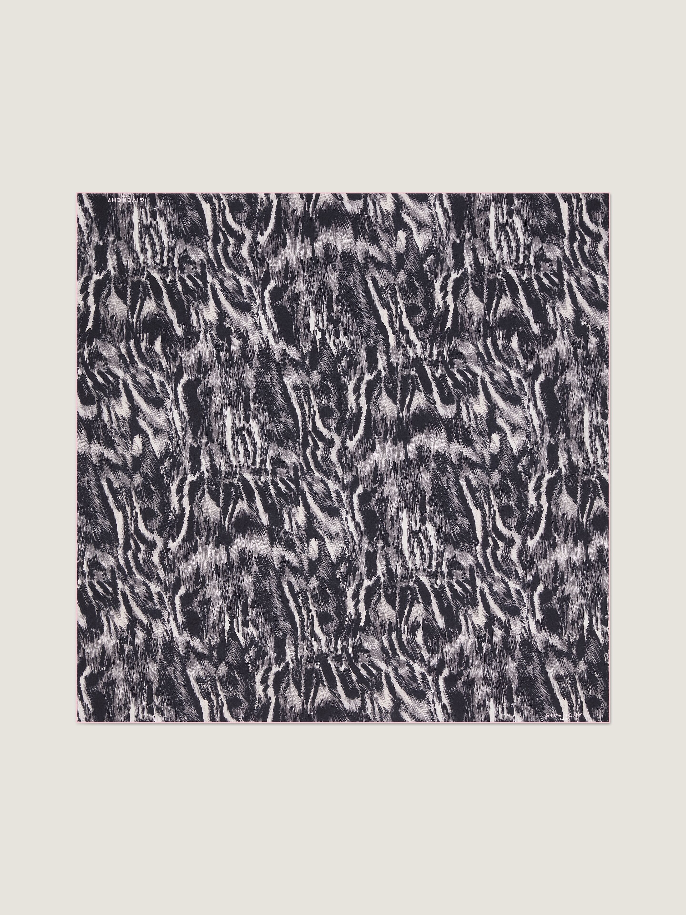 Square in silk with animal print